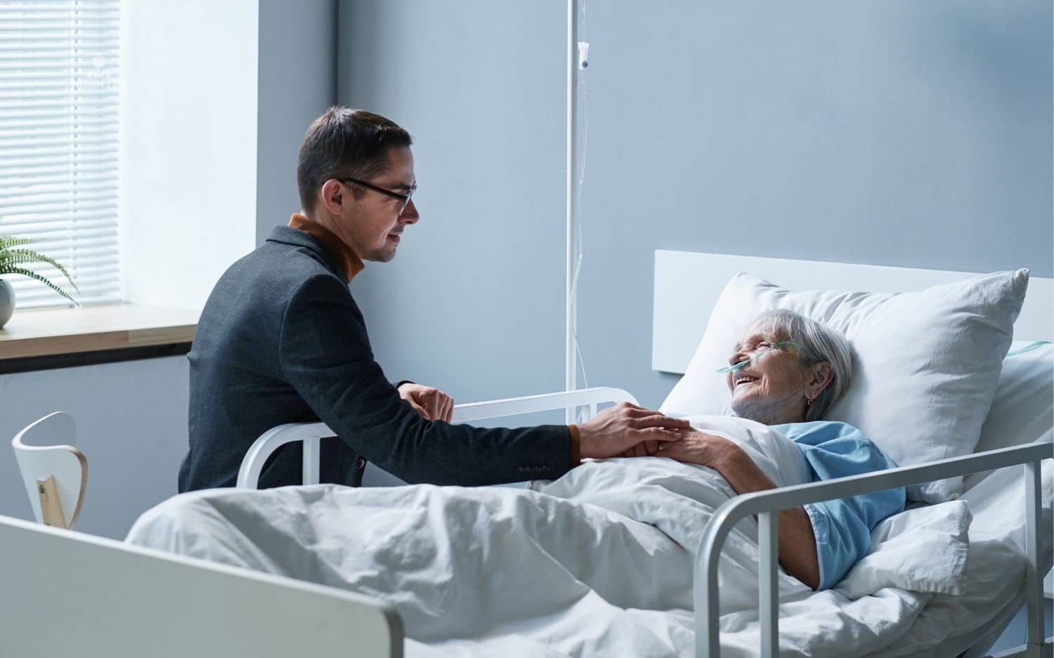 Anh chị có thể không lau được vết loét nằm lâu nhưng có thể nắm tay trò chuyện