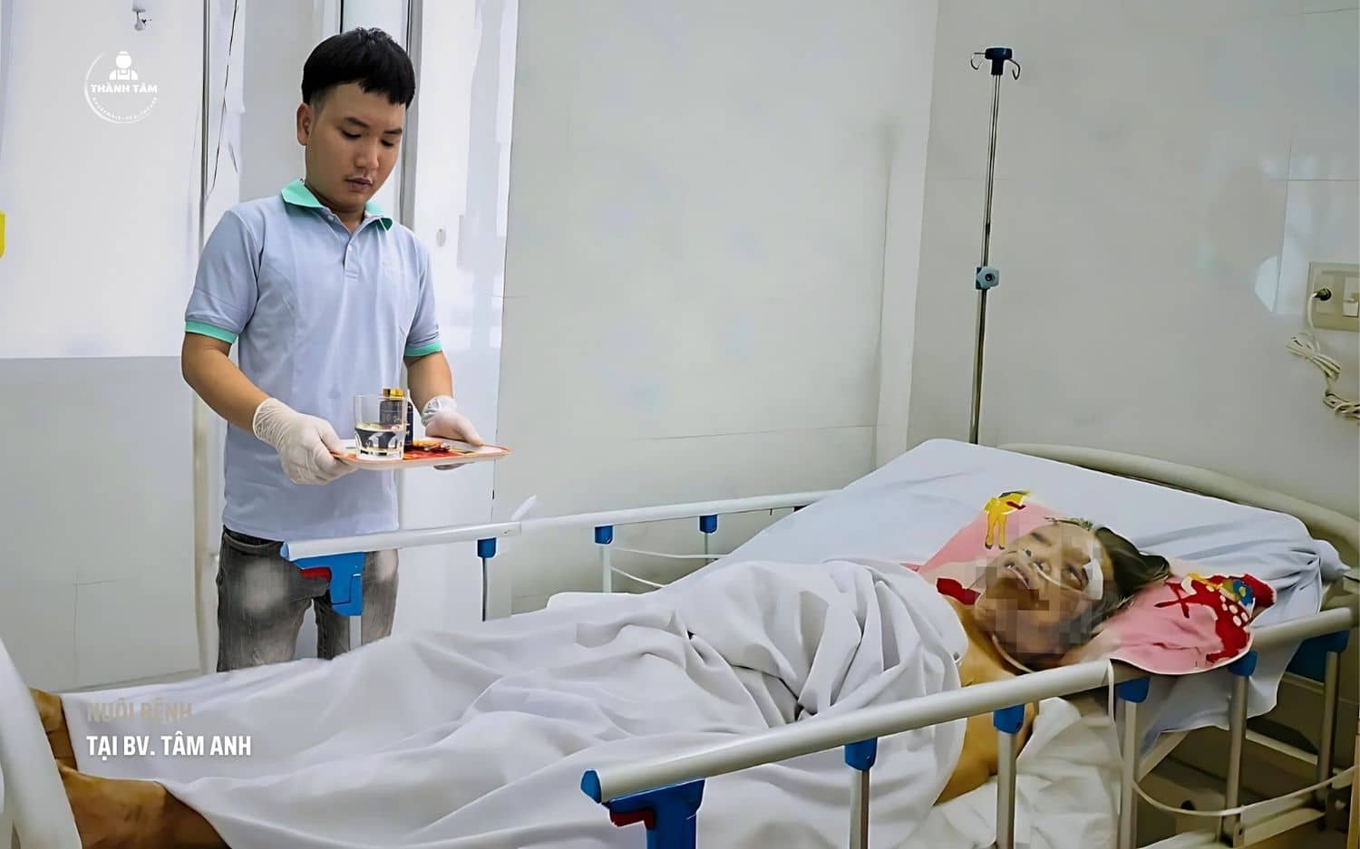 Chăm người bệnh tại bệnh viện Tâm Anh phường Tân Sơn Hoà