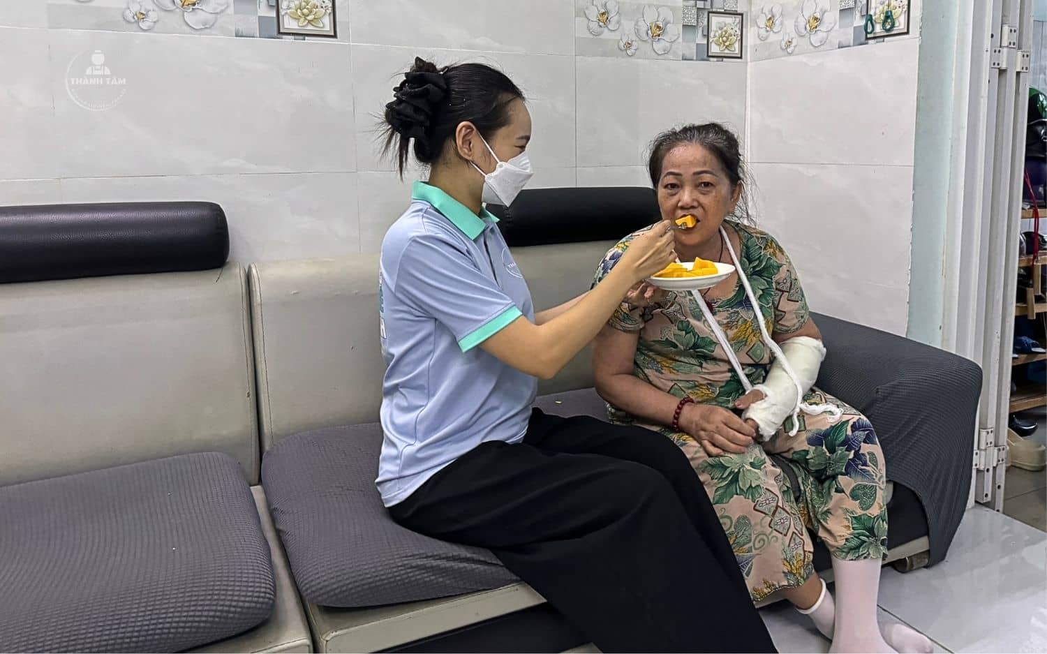Chăm người già tại nhà - hỗ trợ ăn uống thuốc men
