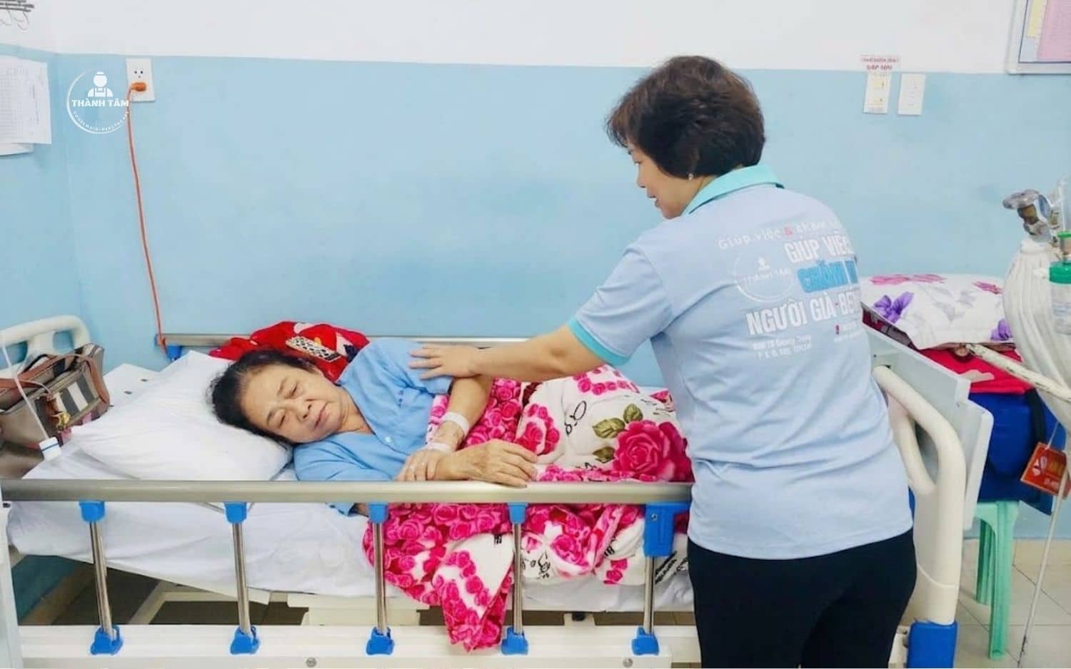 Chăm sóc ông bà ngủ ngày thức đêm cần kiên nhẫn
