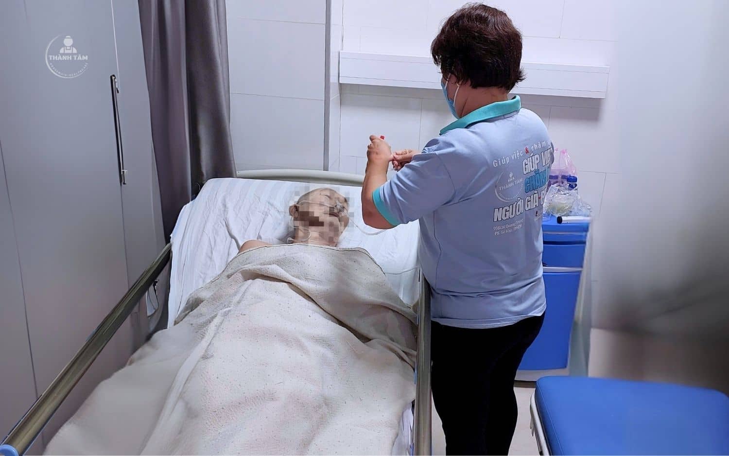 Công việc đặc thù của nhân viên chăm sóc mà người giúp việc có thể không làm được