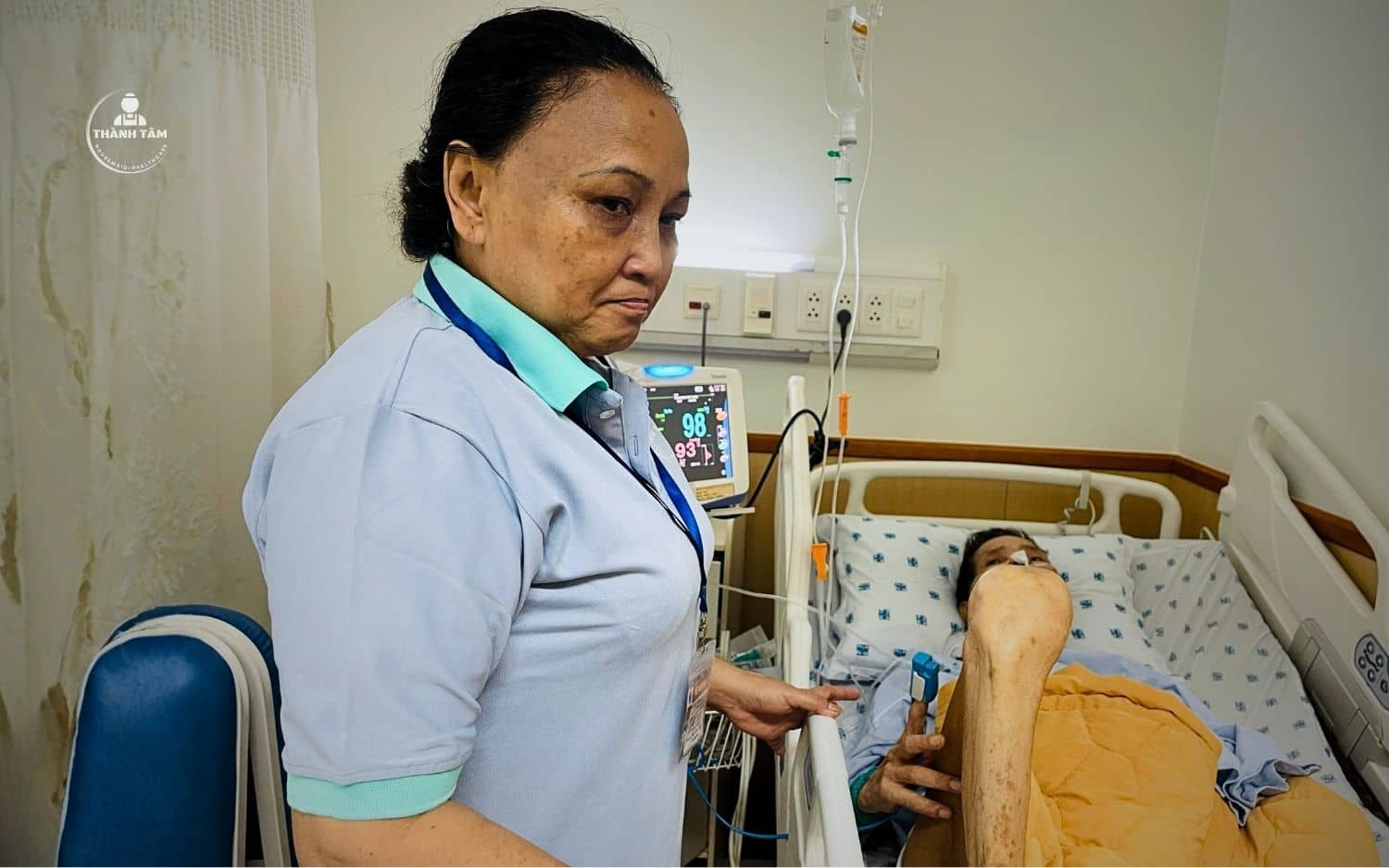 Nhiều ca bệnh trực đêm khiến người chăm sóc mất sức